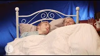 Jonny Fischer im Bett mit Michael Elsener - DIE GUTE NACHT SHOW