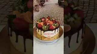 Торт с фруктами.