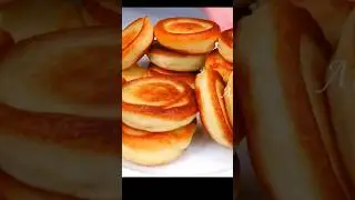 🍮ПЫШНЫЕ ОЛАДЬИ НА КЕФИРЕ БЕЗ ДРОЖЖЕЙ как пух #оладьи Люда Изи Кук завтрак #завтрак #пышки #shorts