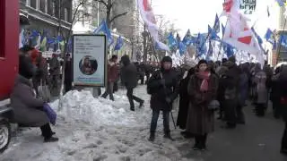 Под Нацбанком звучит музыка и люди танцуют. 15 ноября