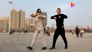 Девушка и мужчина танцуют вместе на площади 