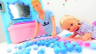 Кен и Штеффи пролили воду. Игры для девочек про куклы