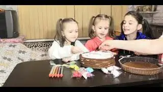 Алиса с сестричками украшают тортик. День рождение ПАПЫ