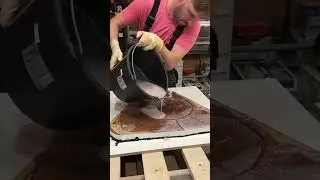 Журнальный столик из эпоксидной смолы и дуба 💥👇. Пилим дуб, заливаем смолой, шлифуем - весь процесс!