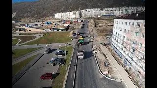 В Магадане на реконструируемой улице приступили к асфальтированию