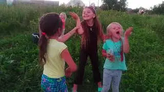 Сидим у  костра . Костер в деревне)