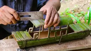 The grandson is going to draw a big boat. Grandpa makes a awning boat with a bamboo.