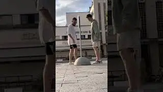Брат за брата против скалы