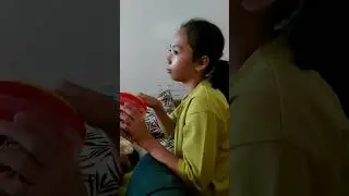 Tasya nonton tv sambil makan jajan