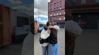 Дарю сестре айфон😂  