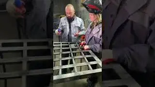 Девушка учится СВАРКЕ 
