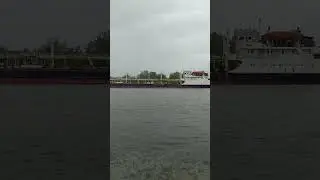 Баржа на реке 