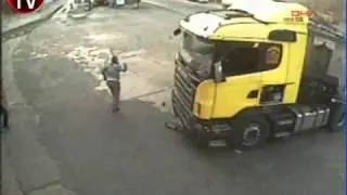 Guy thrown out of truck and survives, Turkey