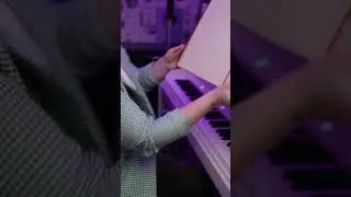 Пианистка играет по фолиантам 19-го века