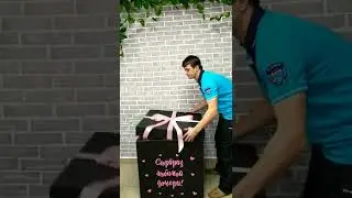 Большая коробка с красивыми шариками. 