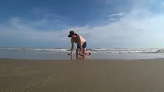 Клубничка 4К Видео: Легкая мужская эротика на пляже во Вьетнаме