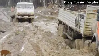 תקוע בבוץ.  KAMAZ משאית גרירה טרקטור