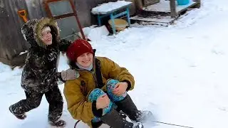 Лепим снеговиков. Из города в деревню 247 серия.