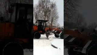 Грейдер чистит снег. Grader cleans snow