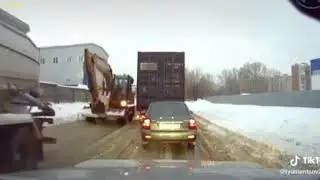 Экскаваторщик помог на дороге