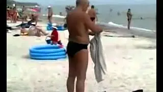 Пьяный мужик надевает штаны вместо рубашки
