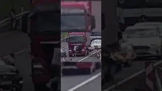 Дальнобойщик и водитель буса не поделили дорогу #truck