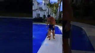 Она тоже очень хотела поплавать!