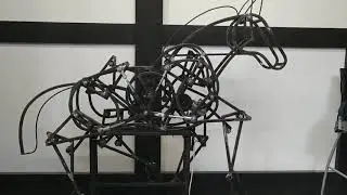 Гарцующий пони кинетическая декорация.
