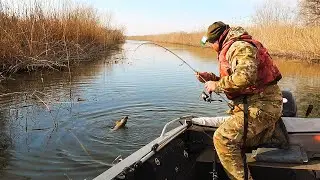 ПЕРВАЯ РЫБАЛКА НА ВОДЕ! ЛОВЛЮ ЩУКУ И ОКУНЕЙ НА СПИННИНГ. ЛЁД ВСЁ. ВЕСЕННИЙ СЕЗОН В АСТРАХАНИ.