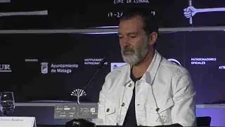 Un emocionado Antonio Banderas rememora los versos de Manuel Alcántara