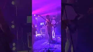 «Знаешь ли ты, вдоль ночных дорог шла босиком, не жалея ног…»
