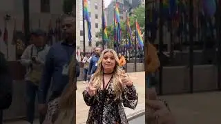 Kelly Clarkson surprises fans with FLASH MOB in New York City