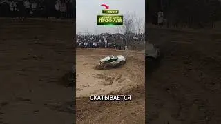 Внедорожник утонул в яме