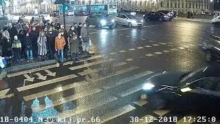 Видео ДТП на Невском проспекте. Сбитым пешеходам горел 