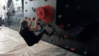 Оля Кузина из Фрязино - Пролаз карниза на скалодроме Высота в Балашихе