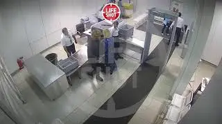 Скандальный досмотр известного стилиста Сергея Зверева в аэропорту Иркутска попал на видео