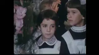 1 сентября в 533 школе. Первоклассница Инга Агафонова читает стихи . 1978 год