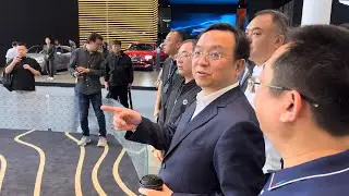 Beijing Auto Show BYD CEO Wang Chuanfu visited Toyota Century want to know 2 points