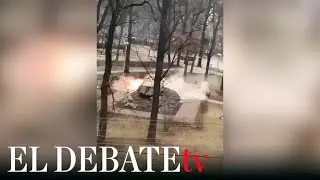 Tanques rusos disparan a un monumento a los soldados afganos en Bucha (Ucrania)