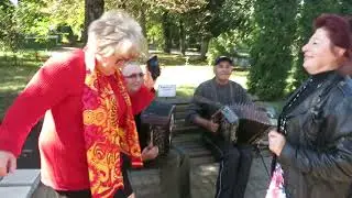 МАТАНЯ С ПЛЯСКОЙ Павел Арзамасцев и Николай Бобкин в парке 