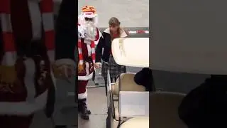 Taylor Swift arrives with Santa on Christmas Day for Travis Kelce 🎅 #shorts #taylorswift #nfl