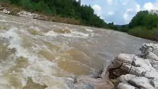 Шок, парня унесло в бушующую реку в Карпатах