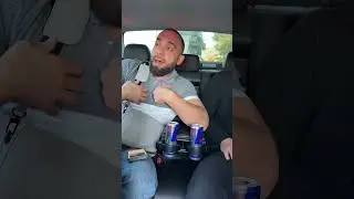 Хамзат Куриев поет песню в машине