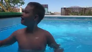 С утра в бассейне