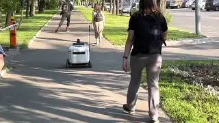 Роботы на улицах. Москва. Почта России доставляет посылки