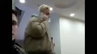 Элджей разговаривает по телефону/Фанаты засняли из подтешка