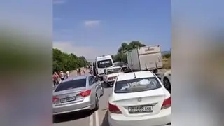 Многокилометровая пробка сковала трассу на Иссык-Куле