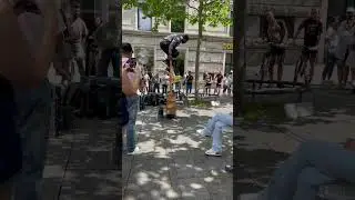 Уличный эквилибрист.Трюк между двумя телефонами