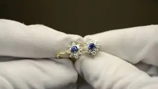 Женские серьги из жёлтого золота в виде цветка с сапфиром и бриллиантами
