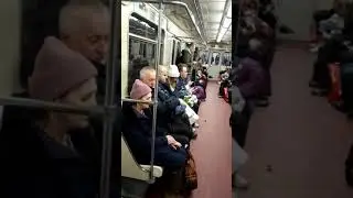 Это Питер, дядя! Здесь в метро ездят лёжа!